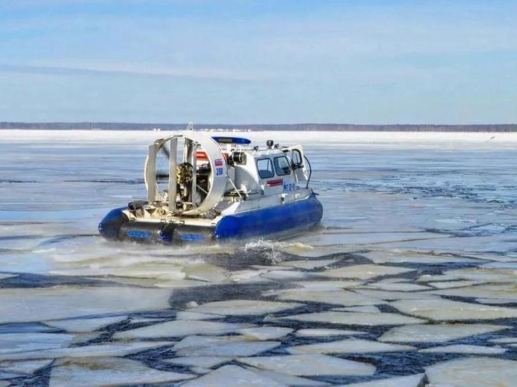 Спасатели патрулируют водоемы, где еще есть лед