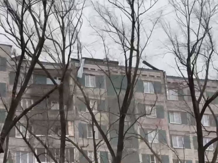 В Дмитрове ветер срывает с крыши дома металлические конструкции