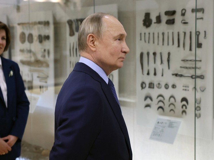 Выпускник ТвГУ провел экскурсию для Путина