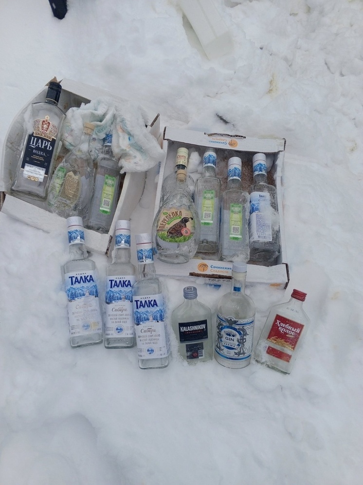 В Харпе контейнер для сбора пластика забили бутылками из-под водки