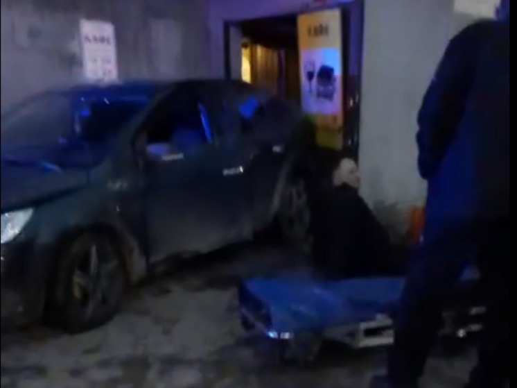 Автомобиль протаранил кафе на станции в Подольске