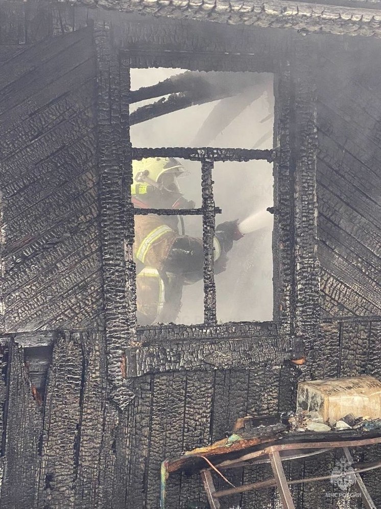  В Южно-Сахалинске сгорел деревянный дом