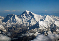 Зарубежным альпинистам  выдается не более 300 разрешений в год на покорение высочайшей горы
