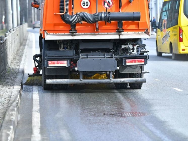 Для уборки улиц в Ярославле включили "пылесосы"