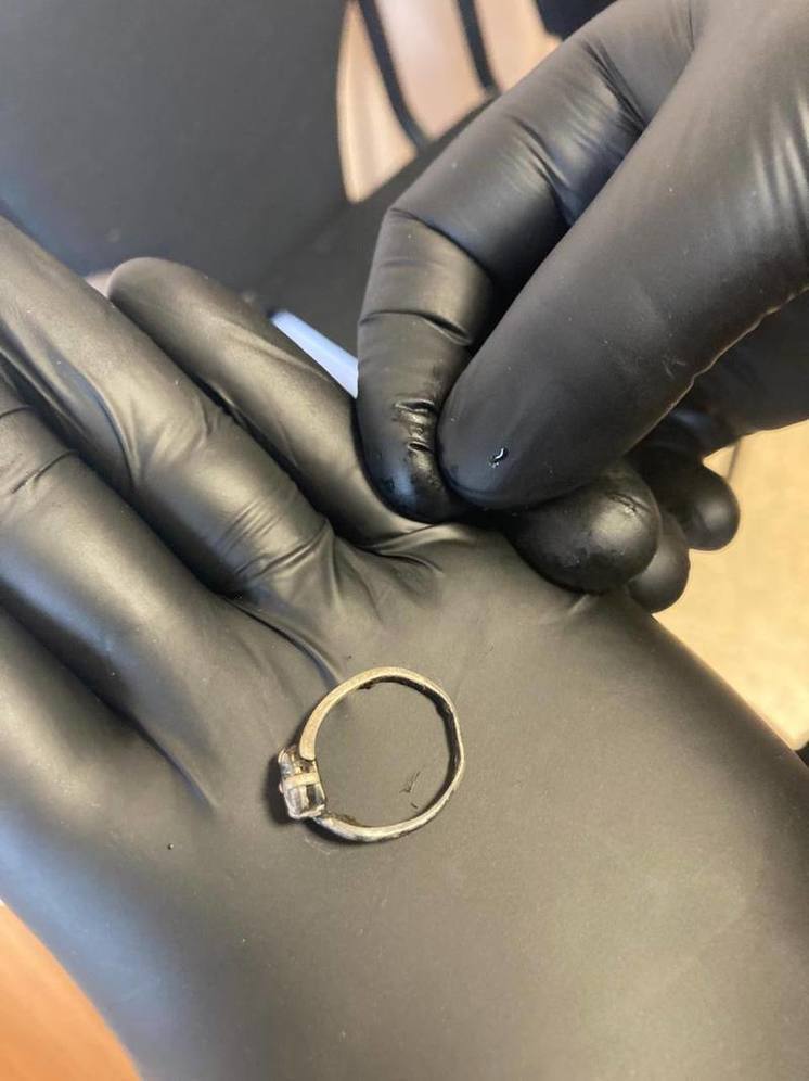 СК нашел странное кольцо на руке обмотанного в одеяло трупа в Красноярске