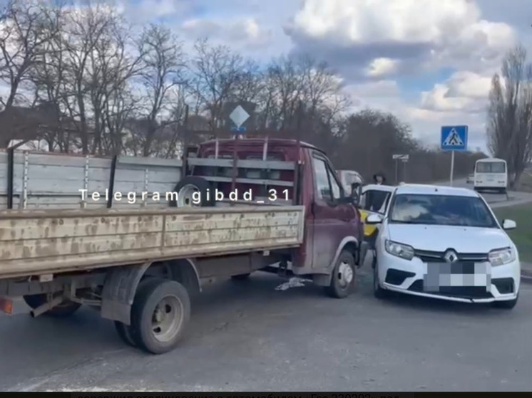 В Белгороде двое взрослых и ребенок пострадали в ДТП с такси и «ГАЗом»