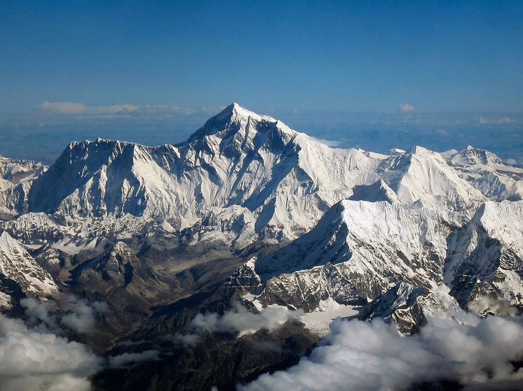 Зарубежным альпинистам  выдается не более 300 разрешений в год на покорение высочайшей горы