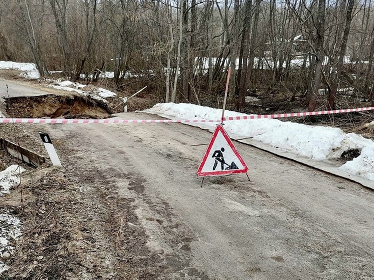 В Южском районе образовался провал грунта на дороге к деревне Нагорново