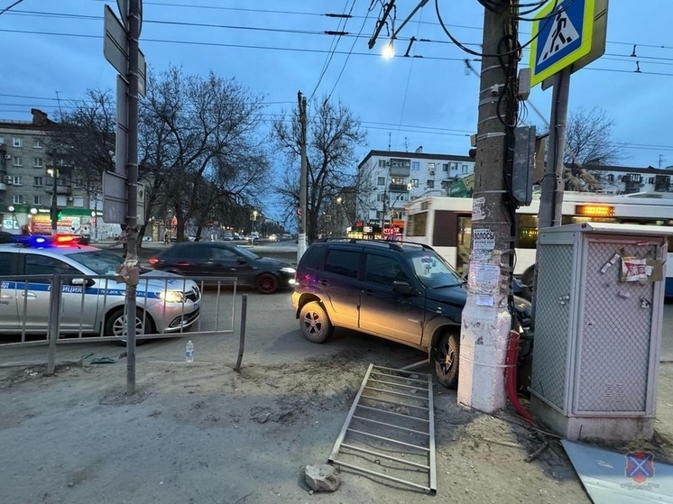 В Волгограде «Нива» влетела в столб, погиб 45-летний водитель