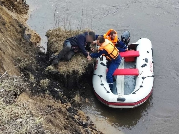 В Данкове спасли упавшего в реку из-за провала грунта пенсионера