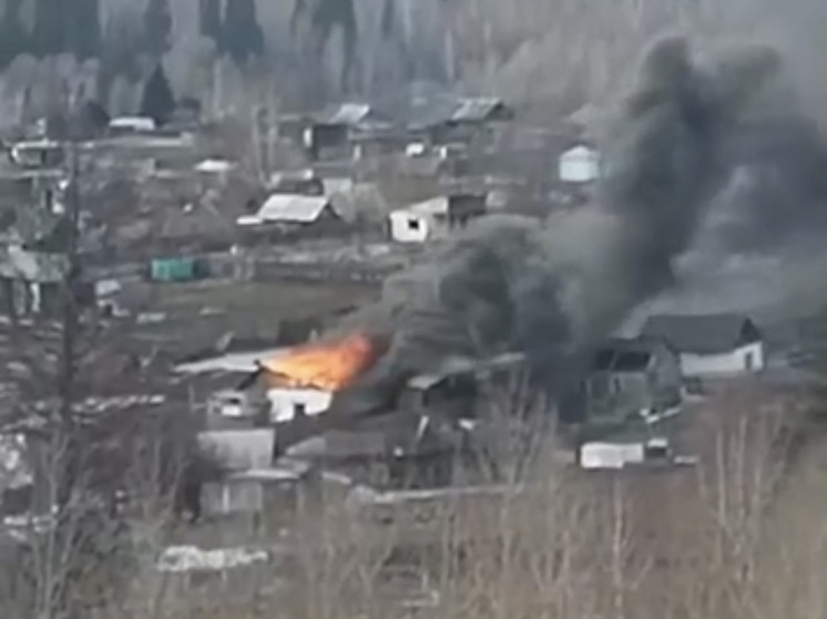 Жители Кузбасса сняли на видео горящее здание