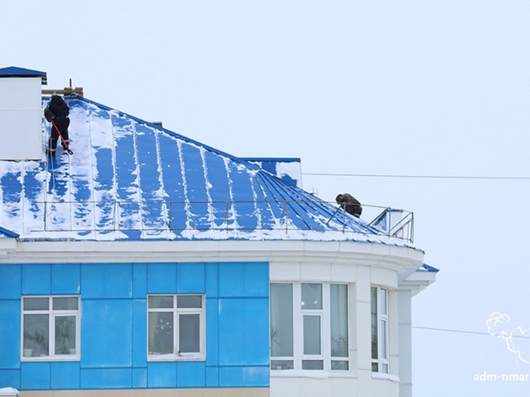 УК в Нарьян-Маре напомнили про очистку крыш от снега и сосулек