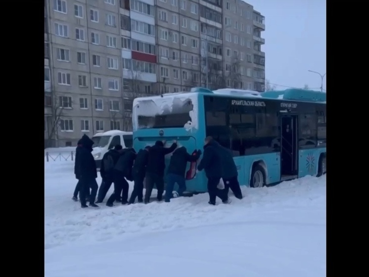 В Архангельске автобус увяз в снегу близ остановки