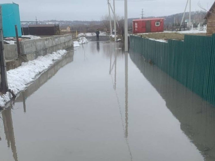 Дороги в кузбасской деревне затопили талые воды