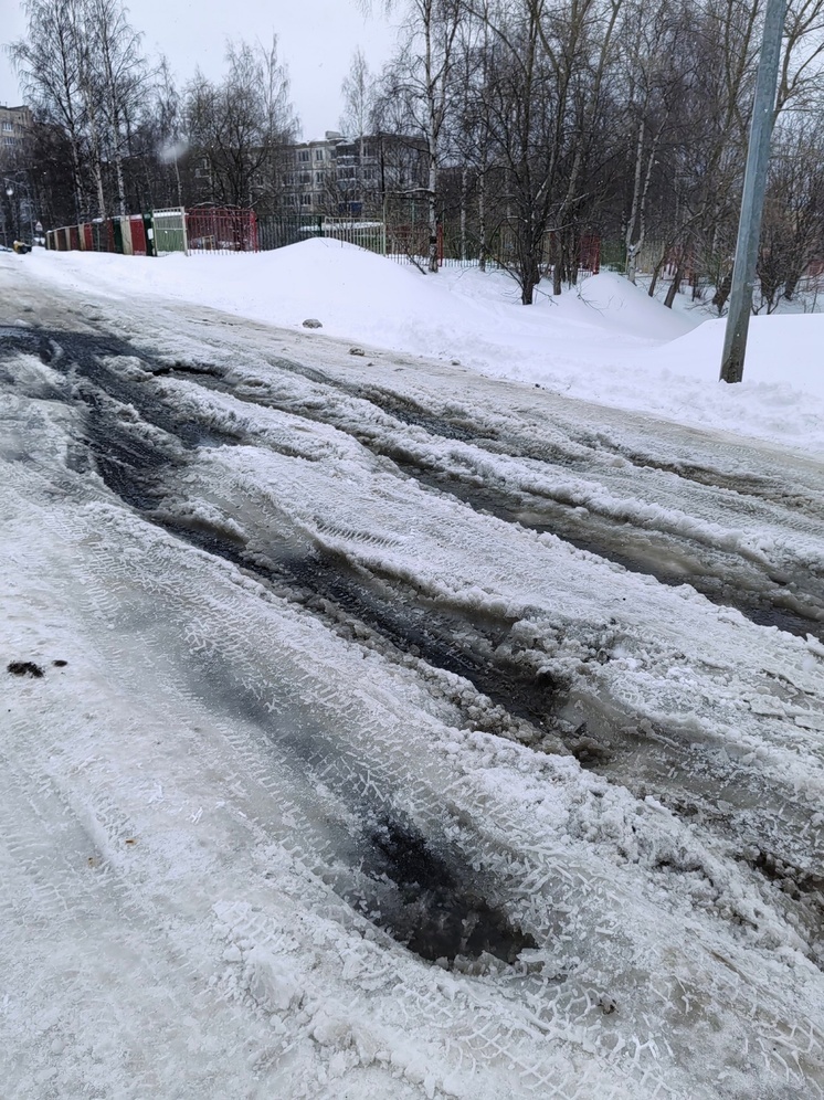 Улица в Петрозаводске стала непроходимой после снегопада