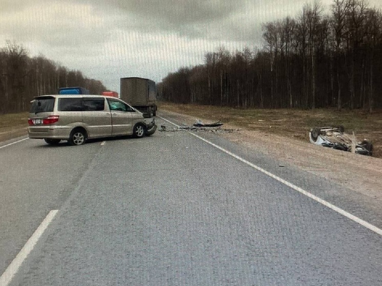 Две иномарки в лобовую столкнулись на трассе в Калужской области