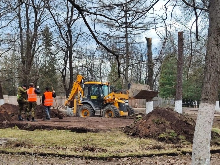 В Боровичах начались работы по благоустройству сквера имени Кирова