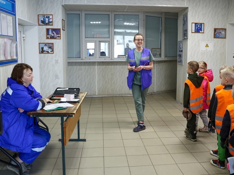 На Новгородской станции скорой помощи организовали экскурсию для дошкольников