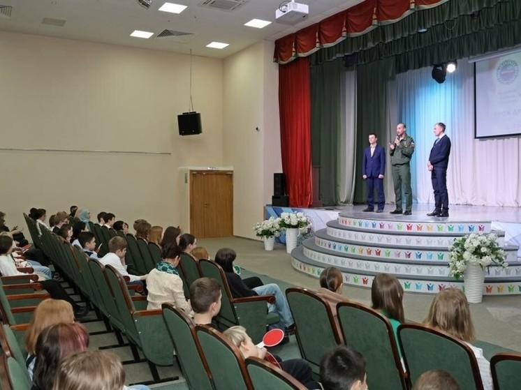 В Доме Дружбы в Казани Расим Баксиков школьникам говорил об уважении к конфессиям