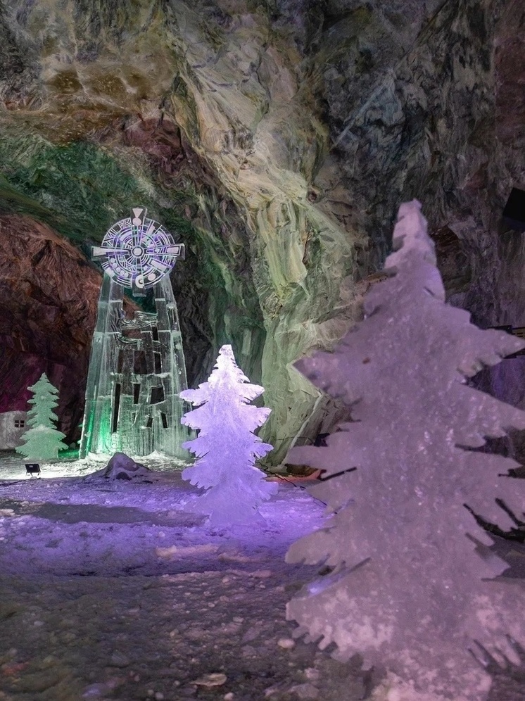 Ледяная мельница Сампо продолжает светиться в пещере в Карелии
