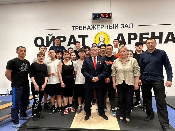 Спортсмены Калмыкии встретились с чемпионом мира по гиревому триатлону