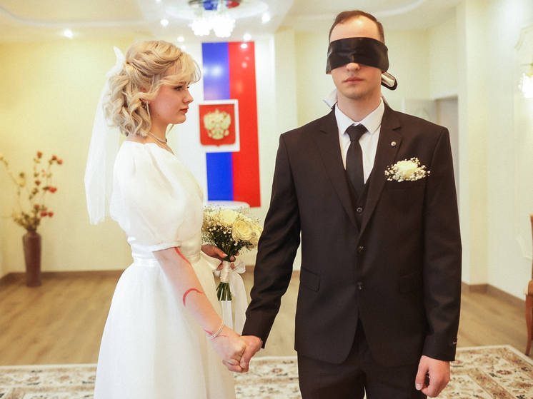 «С широко закрытыми глазами»: в Астраханской области мужчина женился вслепую