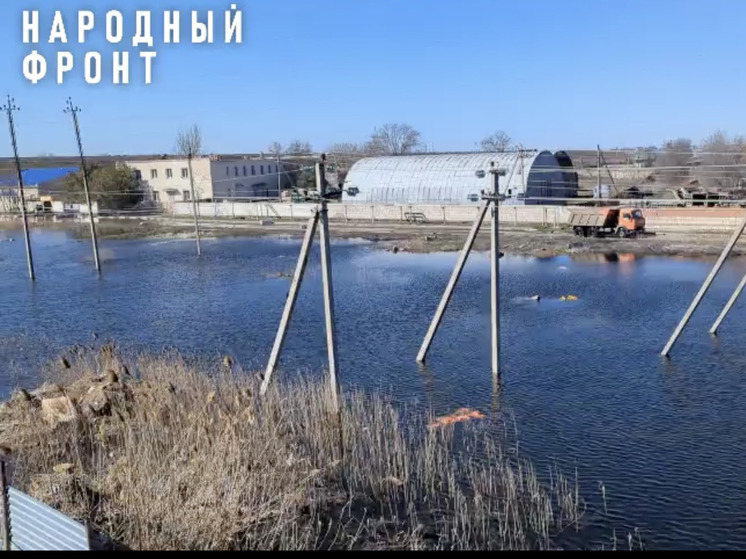 «Течь под железнодорожными путями»: почему в Астрахани на площади Заводской образовалось озеро в 100 гектар