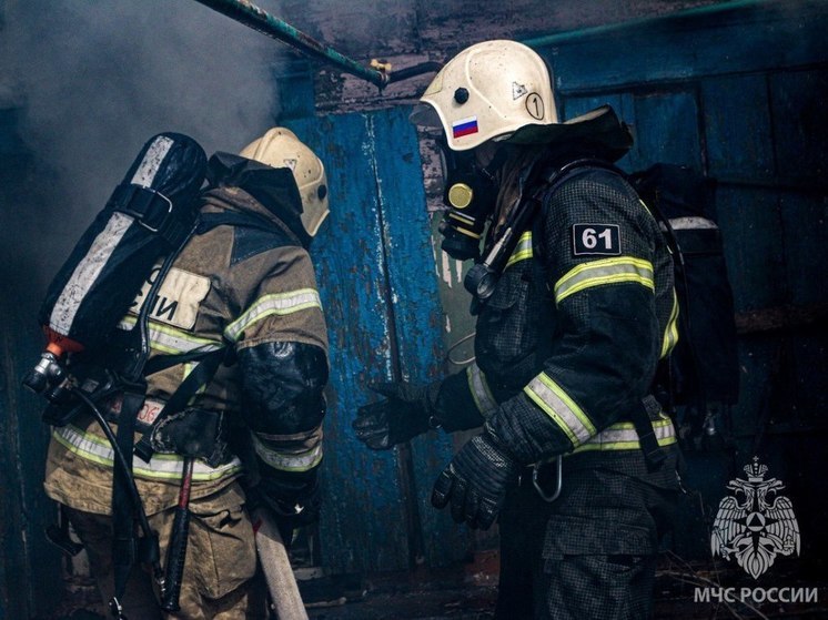 В Астрахани горит квартира: пожар тушат 41 человек