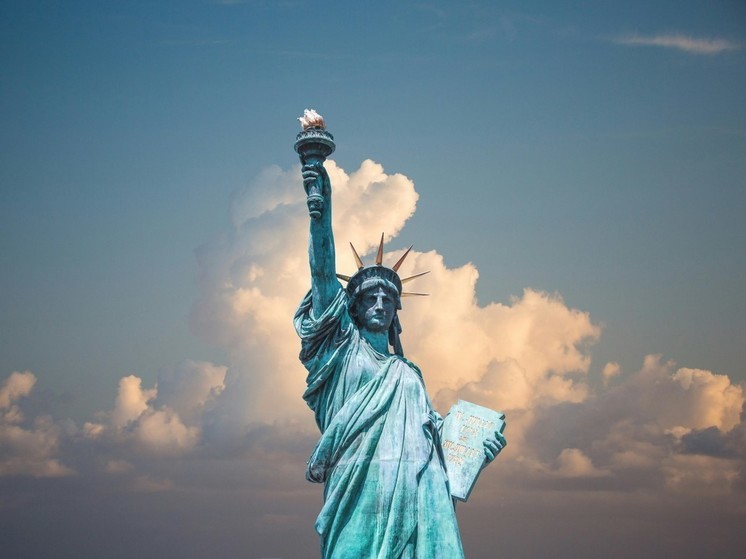 В Нью-Йорке молния ударила в факел Статуи Свободы