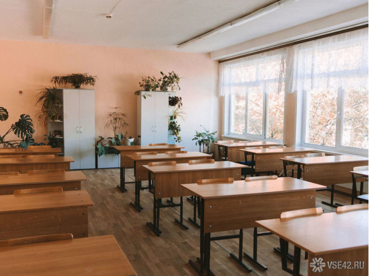 Ученики кузбасской школы пожаловались на отсутствие дверей в кабинках в уборных