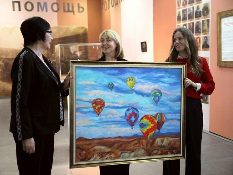 Картину сахалинской художницы передали реабилитационному центру для особенных детей