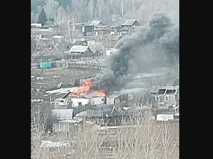 Пожар сжег дотла веранду заброшенного здания в кузбасском дачном поселке