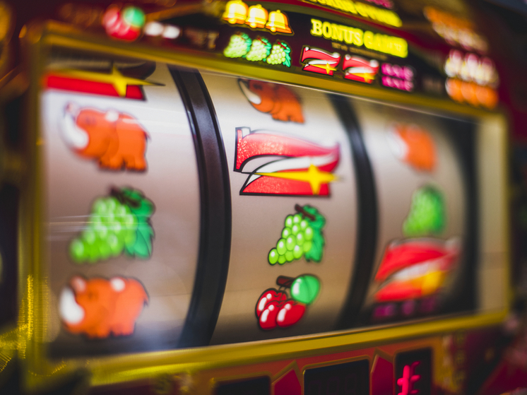 В Красноярске полицейского подозревают в краже игровых автоматов и играх в казино