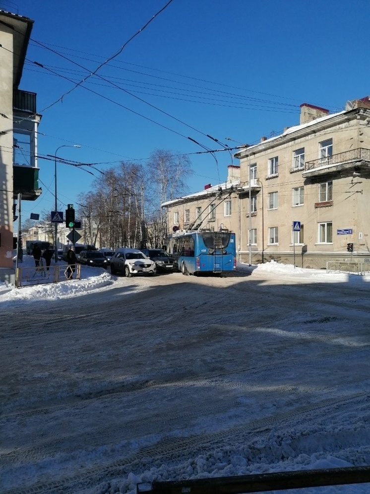 Троллейбус попал в ДТП и перекрыл дорогу в центре Петрозаводска