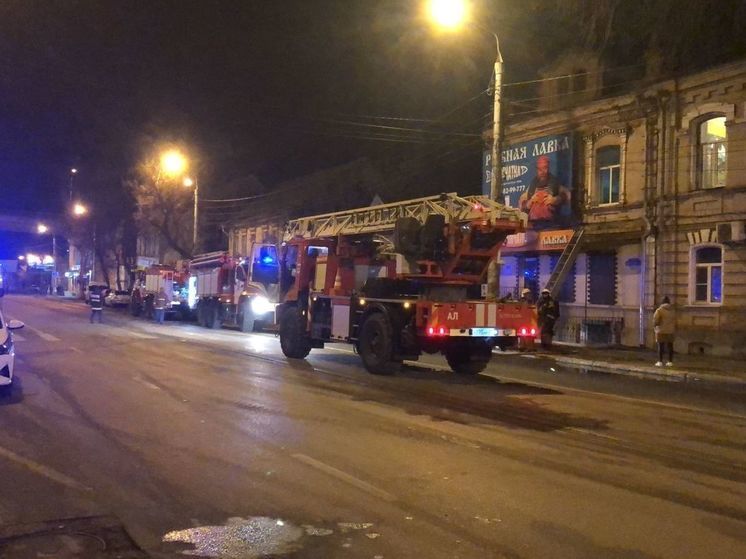 «Есть пострадавшие»: появились подробности ночного пожара в центре Астрахани