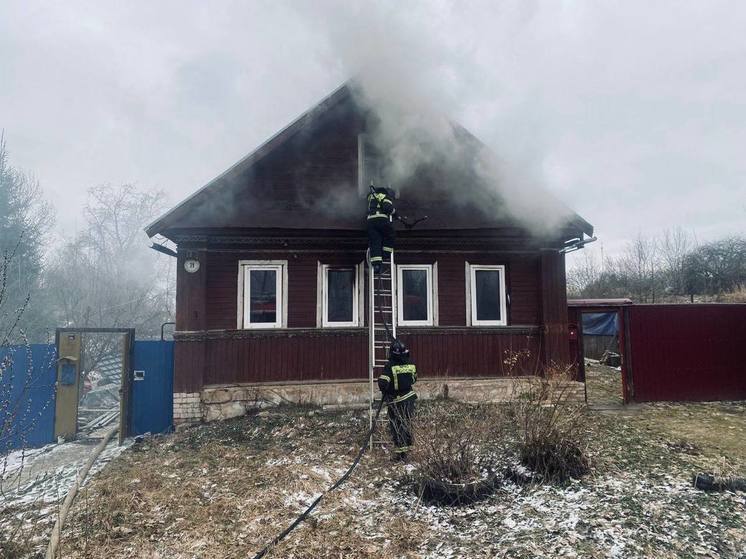 Спасатели ликвидировали пожар в жилом доме в Боровичах