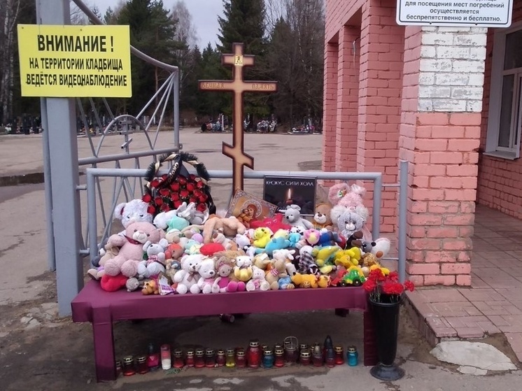 В Твери перенесли стихийный мемориал в память о жертвах теракта в «Крокусе»