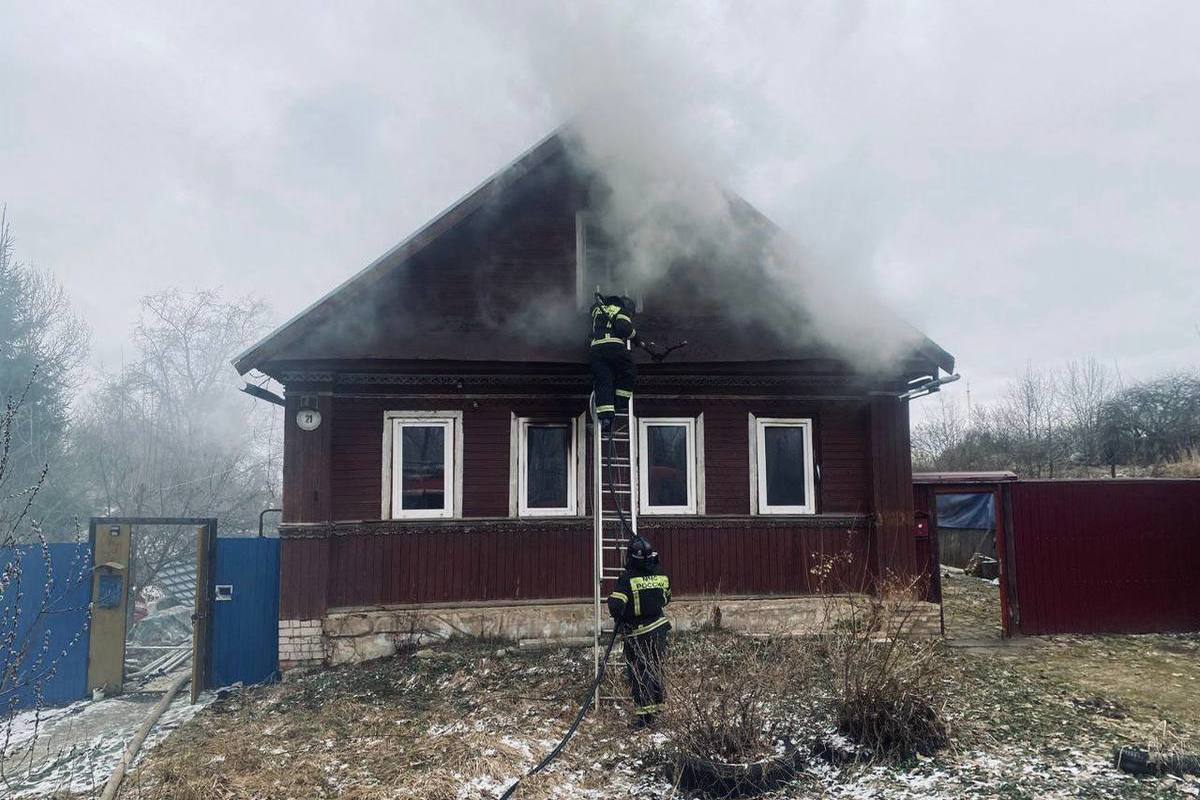 Спасатели ликвидировали пожар в жилом доме в Боровичах - МК Великий Новгород