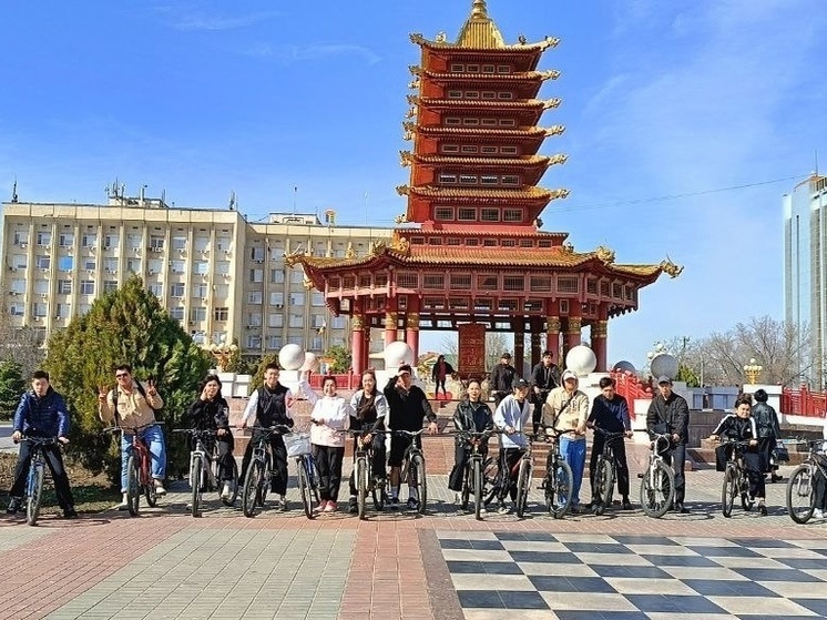 Калмыцкие студенты отметили Всемирный день здоровья велопробегом
