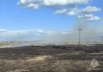 В СНТ «Машиностроитель» в Чите 5 апреля загорелись надворные постройки, от которых пожар перешел на сухую траву вокруг