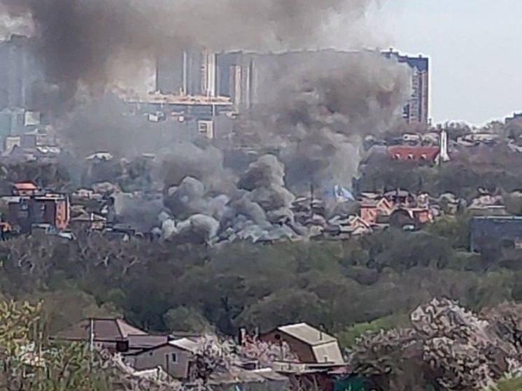 В Ростове горит частный дом в Жизненном переулке