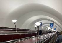 Пассажиры петербургского метрополитена публикуют видео со станции «Дунайская». На кадрах видно, как с потолка вестибюля течет вода прямо на голову жителям города.