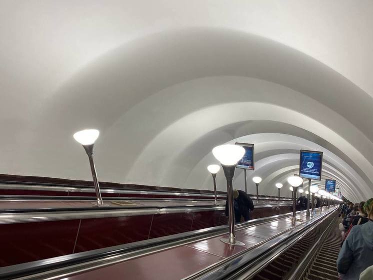 Ливень накрыл петербуржцев на станции метро «Дунайская»