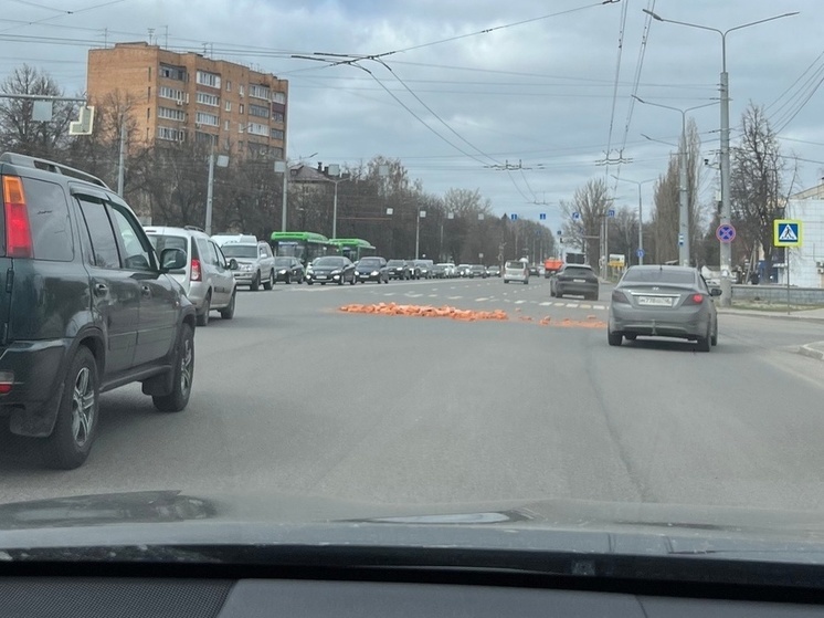 В Курске водителей призвали к бдительности из-за рассыпанных кирпичей на Карла Маркса