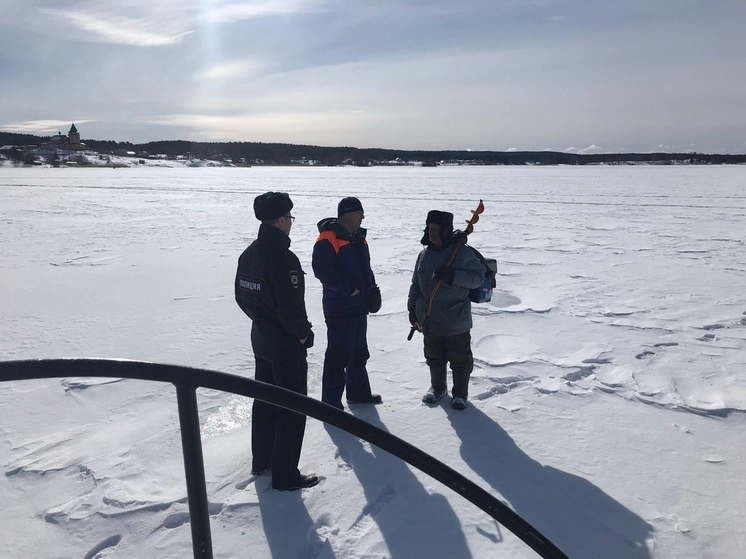 Трое рыбаков в Карелии вышли на лед и потеряли от 2 до 4 тысяч рублей