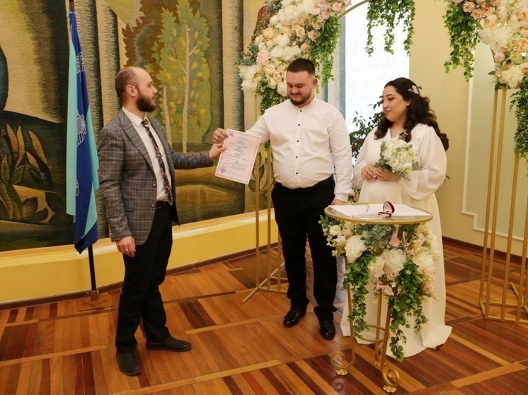 В Курске 10 пар заключили брак в красивую дату 04.04.2024