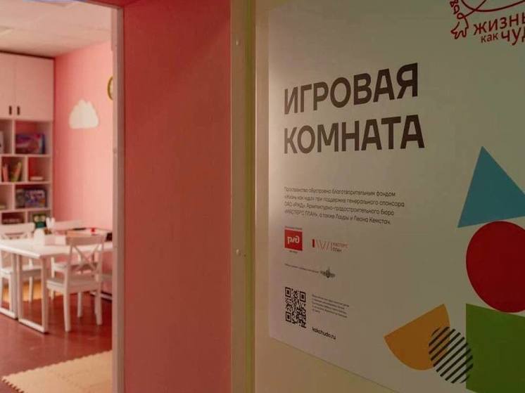 Леон Кемстач из «Слова пацана» побывал на открытии игровых зон в детской больнице Ленобласти