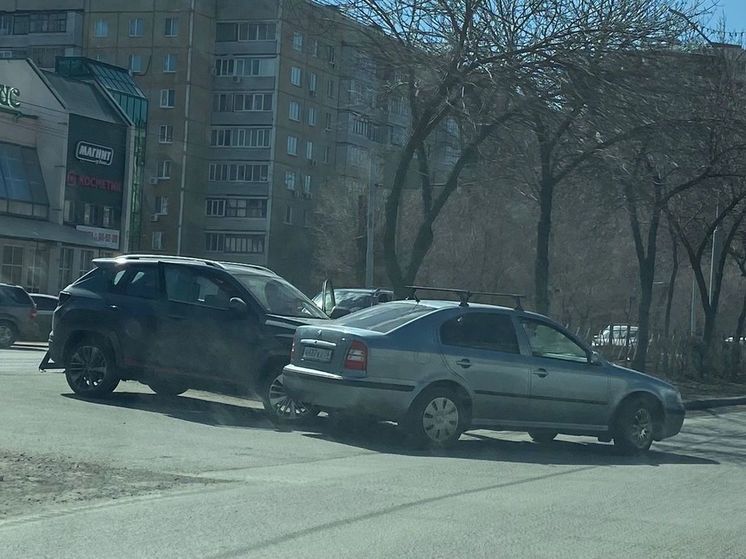 В Оренбурге из-за аварии одна из основных магистралей встала в три ряда