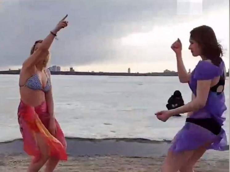 В Екатеринбурге две девушки устроили танцы перед рыбаками на льду