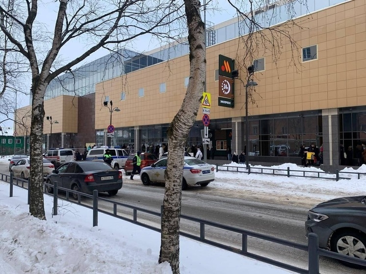 Торговый центр в центре Петрозаводска эвакуировали после сообщения о бомбе